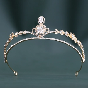 Détail d'une couronne de mariée dorée sertie de strass brillants et pendentif central