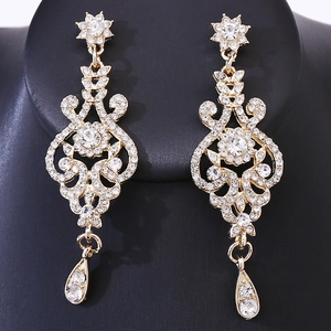 Détail de boucles d'oreilles vintage avec strass blancs et pendentif goutte d'eau