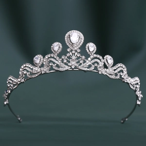 Vue détaillée de la couronne de mariée argentée sertie de zircons AAA sur velours