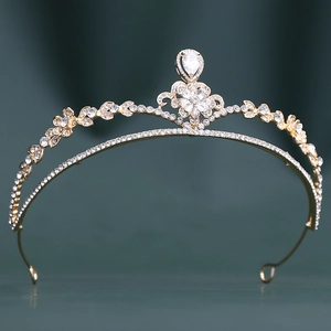 Couronne de mariée de luxe avec cadre doré, strass blancs et pierre centrale en forme de goutte