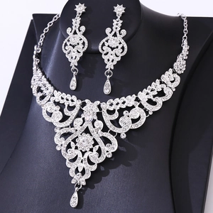 Parure de bijoux de mariée argentée avec collier et boucles d'oreilles en strass