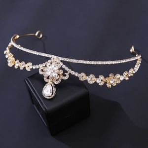 Couronne de mariée de luxe dorée avec zircons floraux et pendentif goutte sur support noir