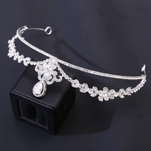 Détail du diadème de mariée avec motifs floraux argentés et pendentif en zircone goutte