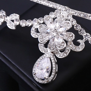 Couronne de mariée élégante en argent avec fleurs en zircone et pendentif goutte d'eau