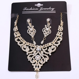 Parure de bijoux de mariée dorée avec collier en V et boucles d'oreilles en strass