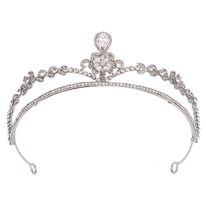 Détails d'un diadème de mariée argenté avec cristal en goutte et motifs floraux