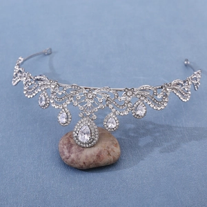 Vue détaillée de la couronne de mariée argentée avec zircons AAA et cristaux en goutte d'eau