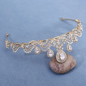 Vue détaillée d'une couronne de mariée dorée avec zircons AAA et gouttes en cristal