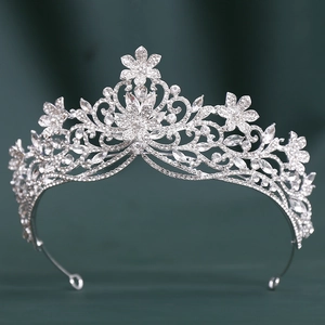 Vue détaillée du diadème de mariée argenté avec motif floral et strass scintillants
