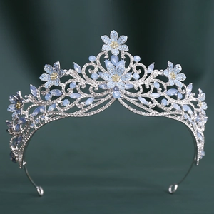 Détail d'une couronne argentée avec strass bleus et motifs floraux sophistiqués