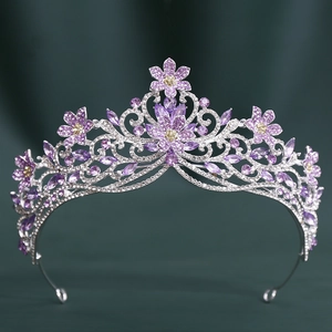 Vue macro détaillée du diadème argenté avec cristaux violets et strass floraux sur velours
