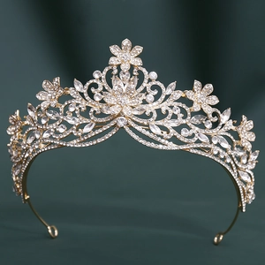 Détail de la couronne de mariée dorée avec cristaux brillants et motifs floraux