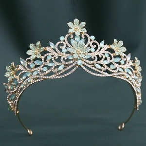 Détail de la couronne de mariée en cristal avec fleurs d'opale bleue sur velours