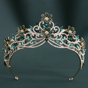 Détail d'une couronne de mariée avec cristaux vert émeraude et strass scintillants