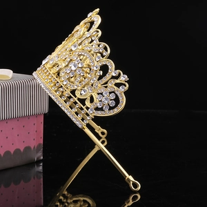 Détail de la couronne de mariée baroque dorée avec strass étincelants et motifs floraux