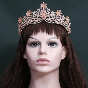Détail de la couronne de mariée avec cristaux roses, motifs floraux et métal doré