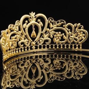 Vue détaillée d'une couronne de mariée dorée avec texture brossée et motifs de cœur