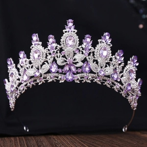 Detailansicht der silbernen Hochzeitskrone mit lila Kristallen auf schwarzem Hintergrund