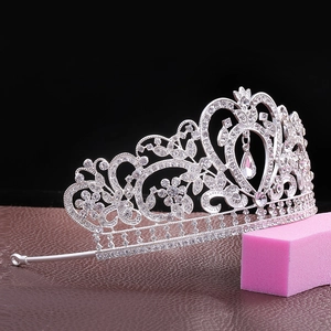 Couronne de mariée baroque argentée avec strass scintillants et cristal en goutte