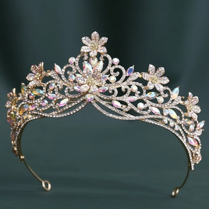 Détail de la couronne de mariée baroque avec cristaux AB sur base en alliage doré
