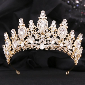 Detaillierte Nahaufnahme einer Brautkrone mit floralen Kristallen und Strass auf Schwarz