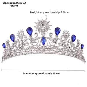 Vue détaillée de la couronne baroque de mariée avec pierres bleues et strass argentés
