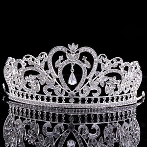 Couronne de mariée baroque argentée avec cœur en cristal et pendentif goutte d'eau