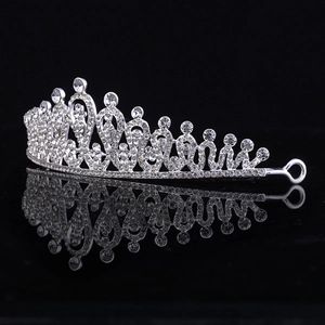 Diadème de mariée élégant avec finition argentée et strass blancs sur fond noir