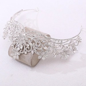 Détail d'une couronne de mariée argentée avec fleurs en cristal et motifs de feuilles