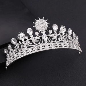 Couronne de mariée baroque argentée avec rayon de soleil et cristaux en goutte d'eau