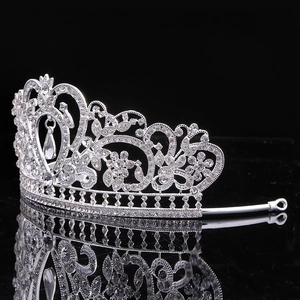 Détail du diadème baroque argenté avec strass et pendentif en forme de poire