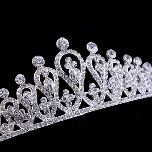 Couronne de mariée élégante en argent avec strass blancs scintillants sur fond sombre