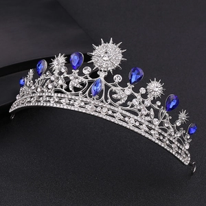 Couronne de mariée baroque argentée avec cristaux bleu saphir et motif rayon de soleil