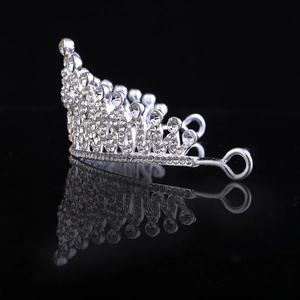 Tiara de mariée élégante en argent avec strass blancs brillants sur surface miroir