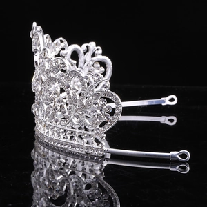 Vue détaillée du diadème de mariée baroque argenté avec strass en cristal scintillants
