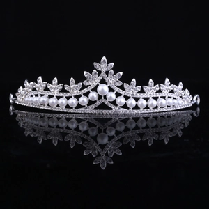 Diadème de mariée argenté élégant avec strass brillants et perles blanches sur miroir