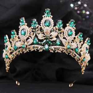 Detailaufnahme einer luxuriösen Brautkrone mit grünen Kristallen und funkelnden Steinen