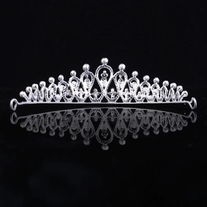 Gros plan du diadème de mariée argenté élégant avec design évidé et boucles de fixation