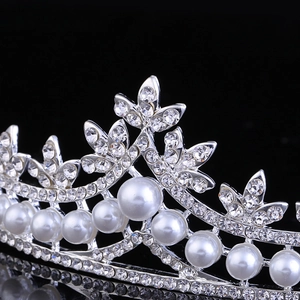 Tiara couronne de mariée élégante avec cristaux et perles sur base en alliage argent