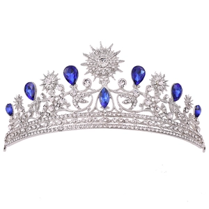 Couronne de mariée argentée élégante avec cristaux bleus en goutte et strass blancs sur blanc