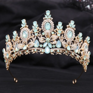 Detailansicht der goldenen Hochzeitskrone mit minzgrünen Steinen und weißen Kristallen