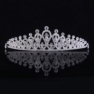 Vue détaillée d'une couronne de mariée argentée avec cristaux sur fond noir brillant