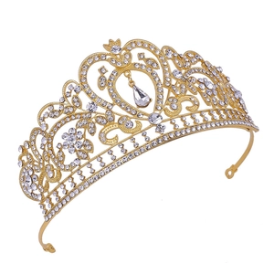 Détail de la couronne de mariée dorée avec des motifs floraux complexes en strass pavé