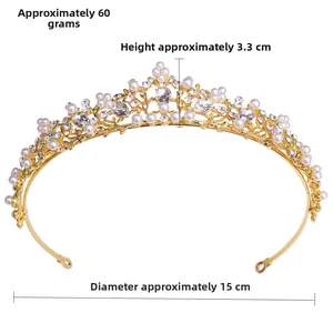 Dettaglio corona da sposa con perle bianche e cristalli, misura 15cm x 3,3cm