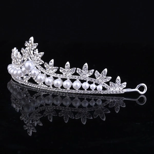 Diadème de mariée élégant avec strass brillants et perles sur fond noir réfléchissant