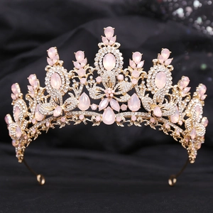 Detailansicht der rosafarbenen Kristallkrone mit Roségoldbeschichtung und Edelsteinen