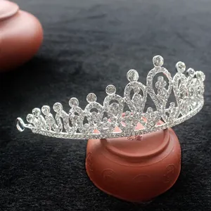 Détail d'une couronne de mariée argentée avec cristaux blancs sur fond de tissu noir