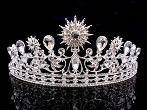 Détail macro de couronne baroque argentée avec tournesol en cristal et strass en goutte