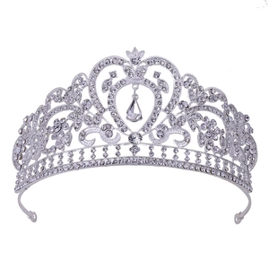 Couronne de mariée baroque argentée avec centre en cœur et pendentif en strass larme