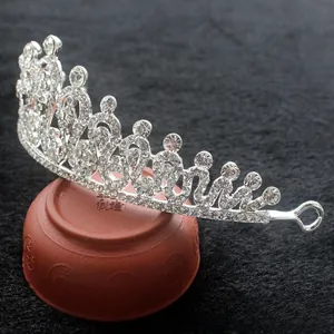 Détail d'une couronne de mariée argentée sertie de strass blancs sur un support